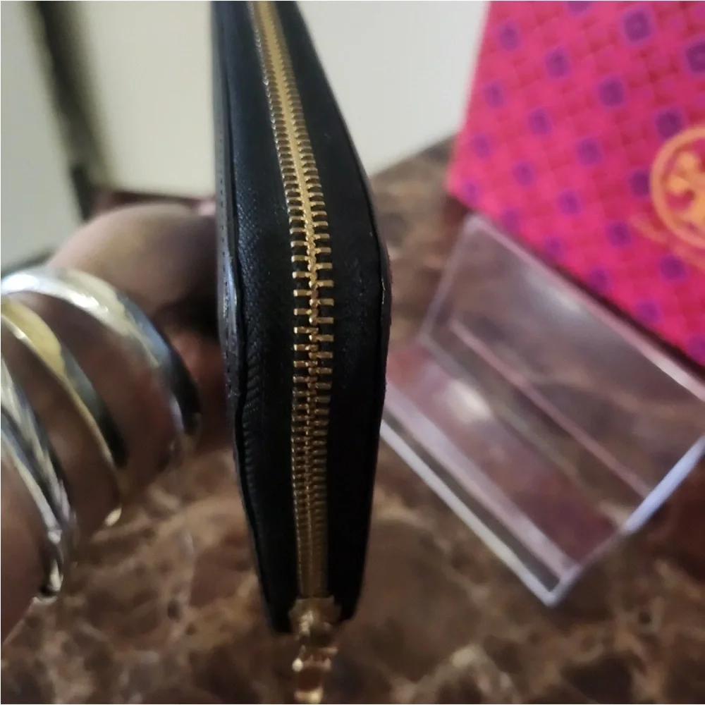 Tory Burch Black Wallet with Gold Logo comes with Dust bags only🌹